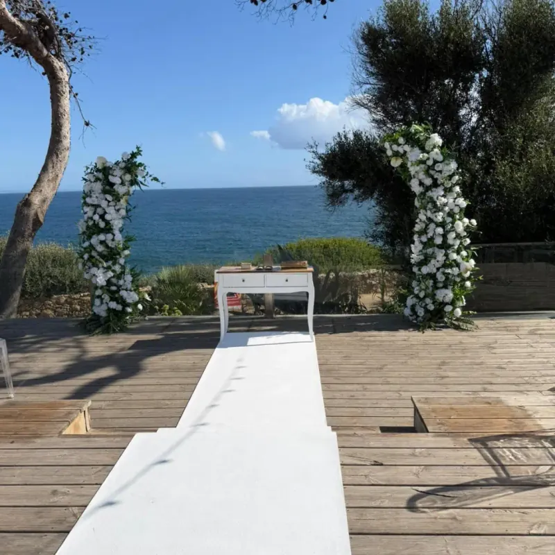 Altar florido junto ao mar de Cascais, decorado pelo Balão Mágico