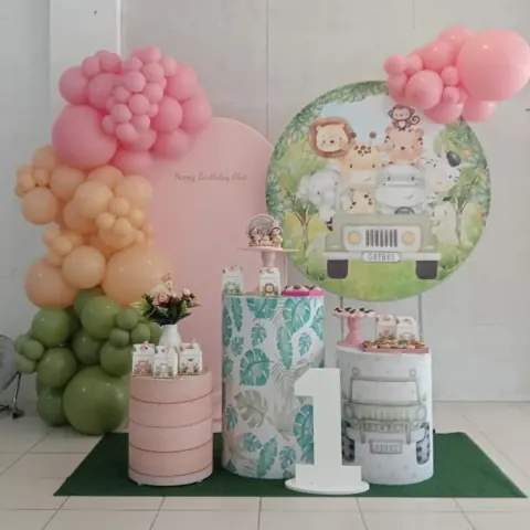 Festa de primeiro aniversário com balões rosa, nude e verde oliva